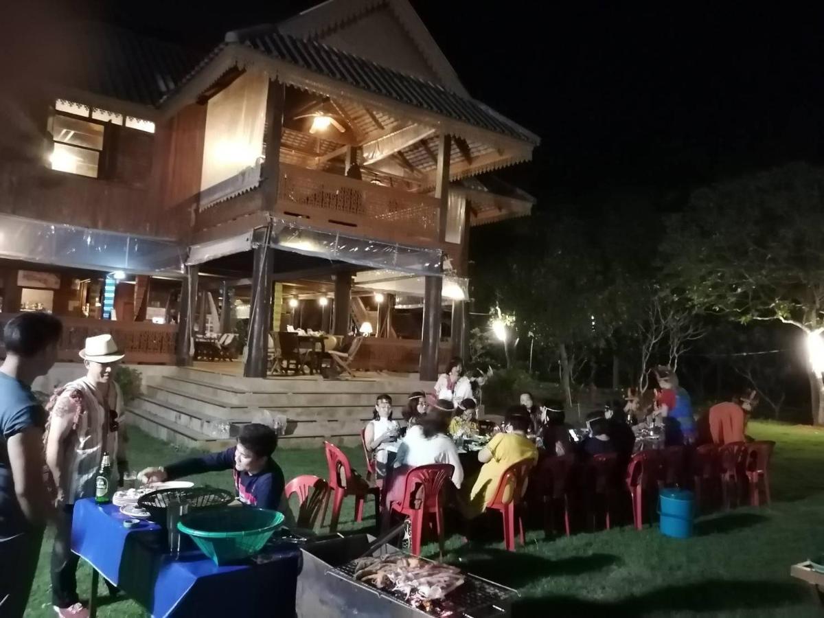 Ruen Thai Rim Haad Klaeng Exterior photo
